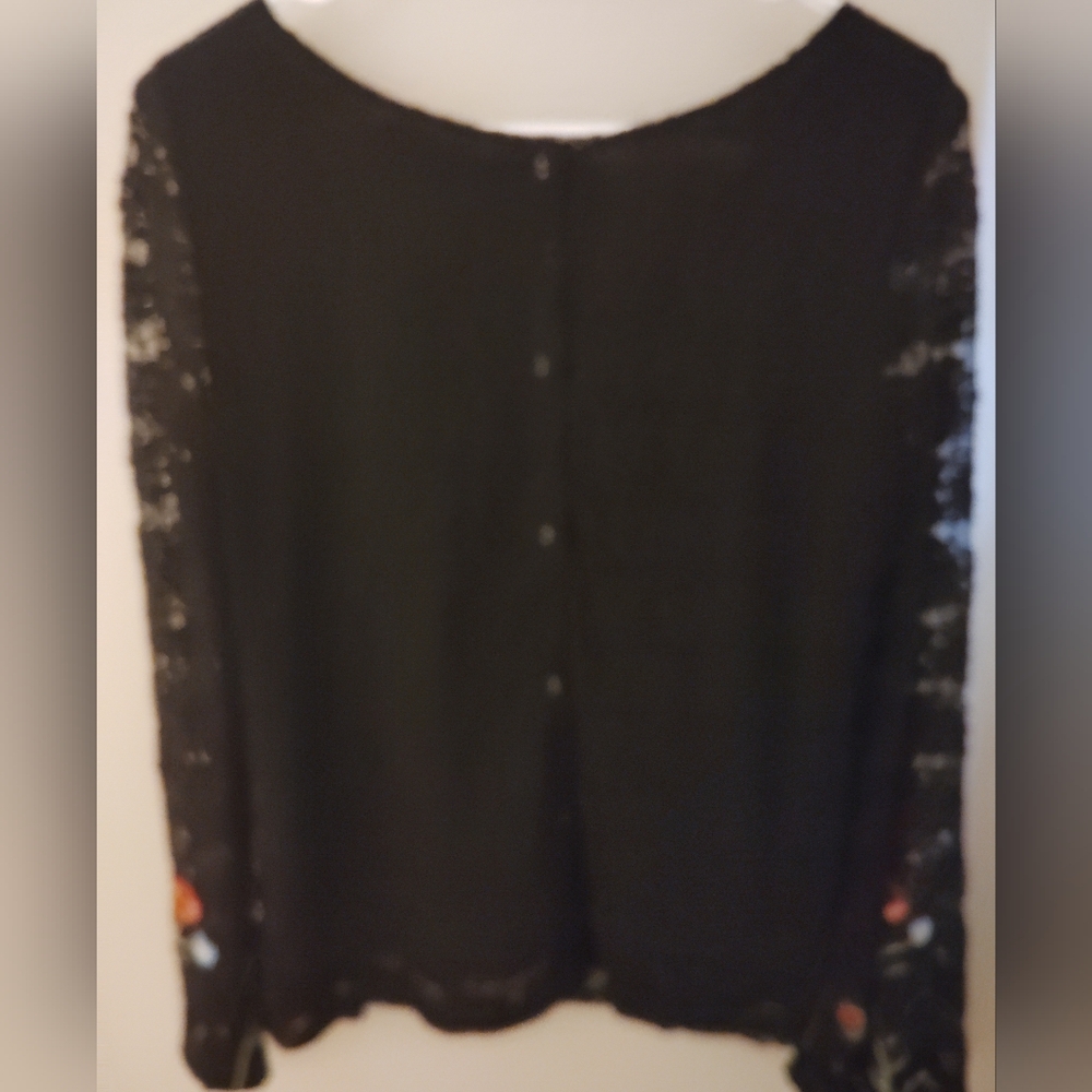 🦋Solitaire Black Floral Embroidered Blouse - Picture 5 of 6